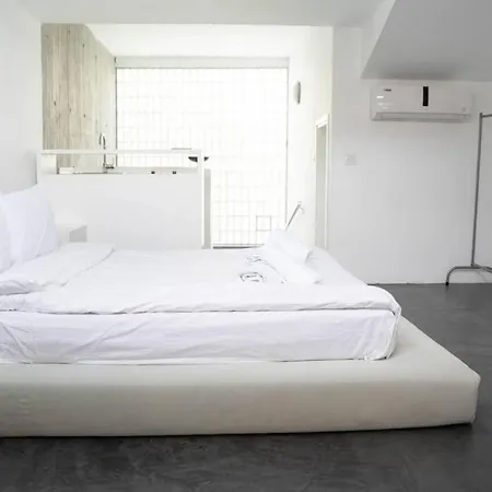 Sleek And Duplex House In Beyoglu イスタンブール